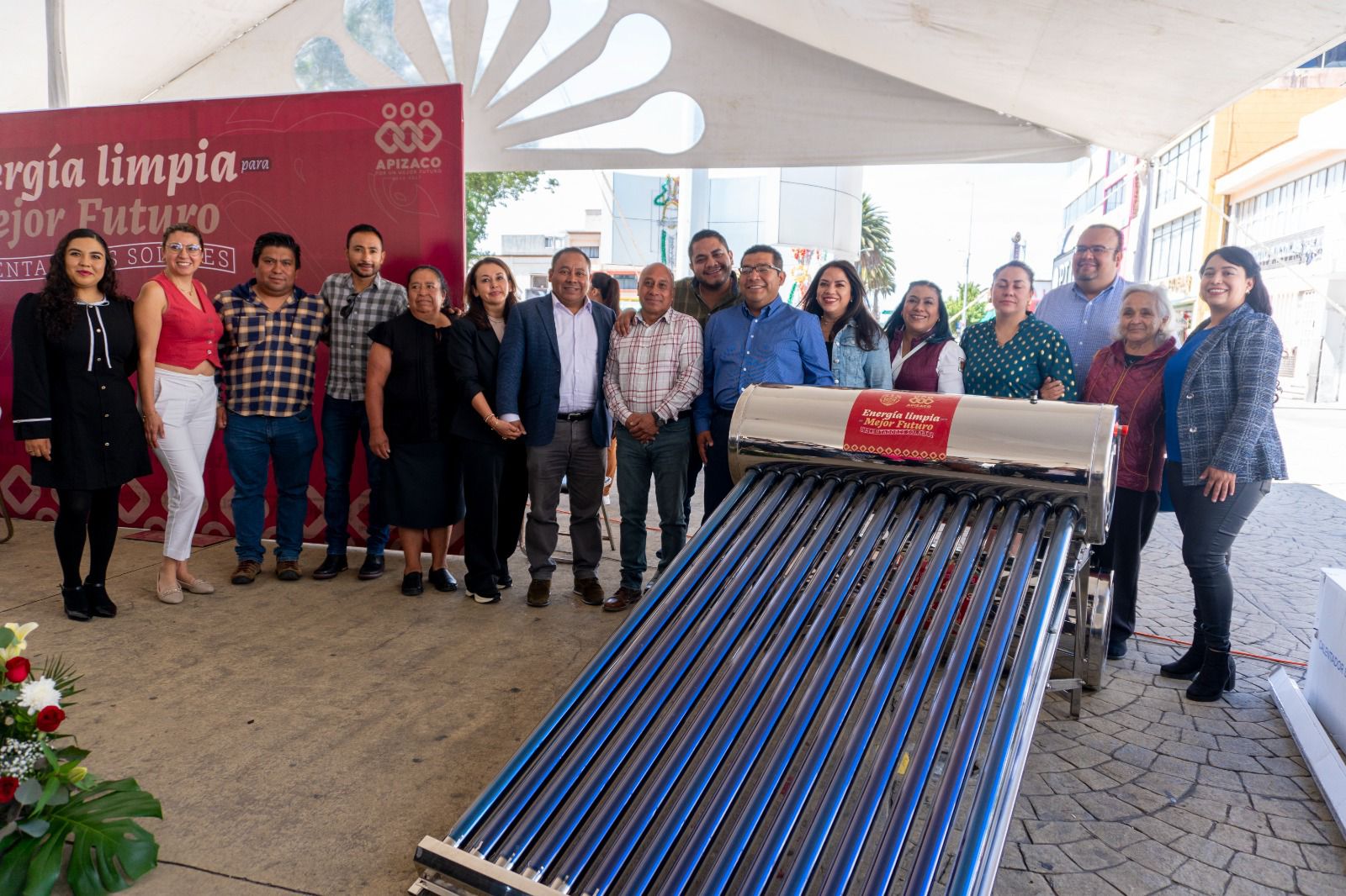 Inicia Javier Rivera entrega de 100 calentadores solares para familias de Apizaco